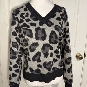 Per Se by Carlisle Leopard Print V-Neck Sweater - Gray and Black